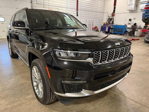 Diamond Black Crystal Pearlcoat 2025 Jeep Grand Cherokee L Summit