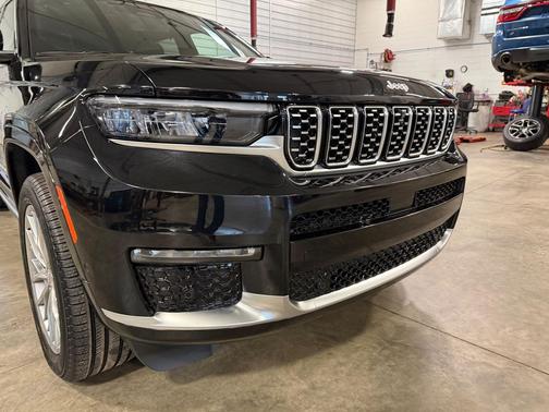 Diamond Black Crystal Pearlcoat 2025 Jeep Grand Cherokee L Summit