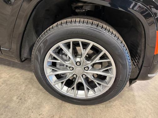 Diamond Black Crystal Pearlcoat 2025 Jeep Grand Cherokee L Summit