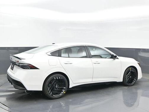 Aspen White Tricoat 2026 Nissan Sentra SR