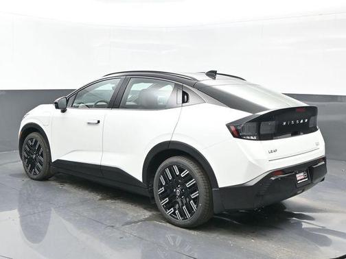 Everest White Pearl/Black 2026 Nissan Leaf PLATINUM+