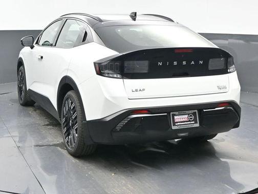 Everest White Pearl/Black 2026 Nissan Leaf PLATINUM+