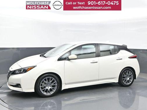 Pearl White 2022 Nissan Leaf SV