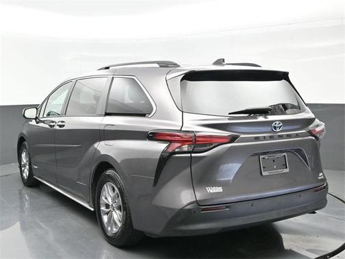 2021 Toyota Sienna XLE 8 Passenger