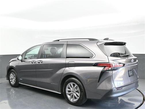 2021 Toyota Sienna XLE 8 Passenger