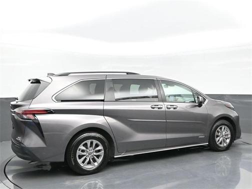 2021 Toyota Sienna XLE 8 Passenger