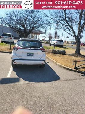 Aspen White Tricoat/Super Black 2023 Nissan Kicks SV
