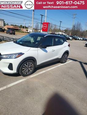 Aspen White Tricoat/Super Black 2023 Nissan Kicks SV