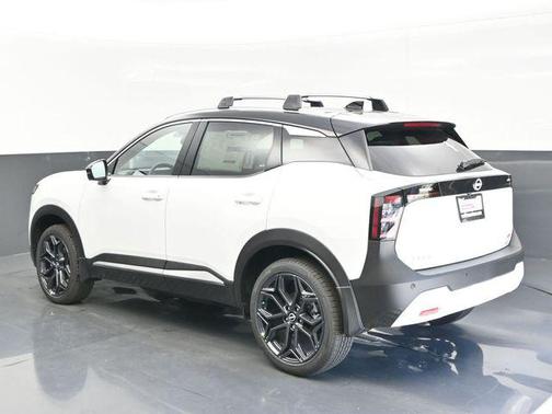 Aspen White/Super Black 2026 Nissan Kicks SR