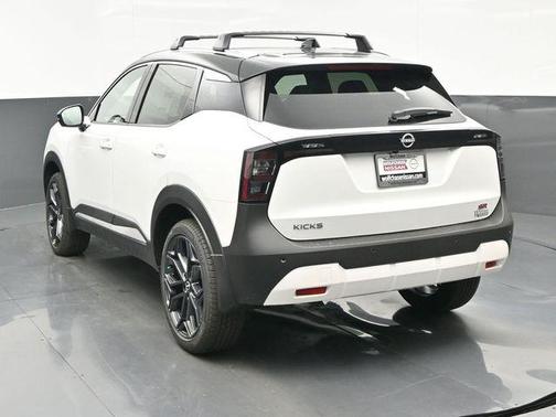 Aspen White/Super Black 2026 Nissan Kicks SR