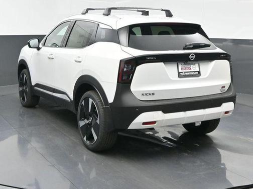 Aspen White Tricoat 2026 Nissan Kicks SR