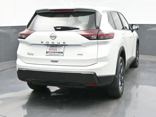 Everest White Pearl Tricoat 2026 Nissan Rogue SV