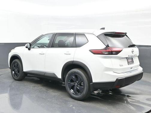 Everest White Pearl Tricoat 2026 Nissan Rogue SV