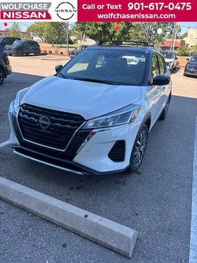 Aspen White Tricoat/Super Black 2023 Nissan Kicks SV