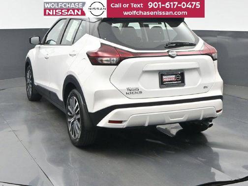 Aspen White Tricoat/Super Black 2023 Nissan Kicks SV