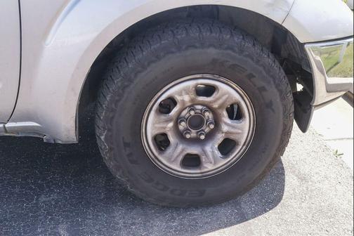 Radiant Silver Clearcoat Metallic 2005 Nissan Frontier SE King Cab