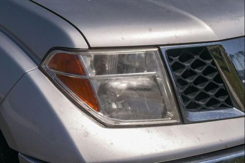 Radiant Silver Clearcoat Metallic 2005 Nissan Frontier SE King Cab