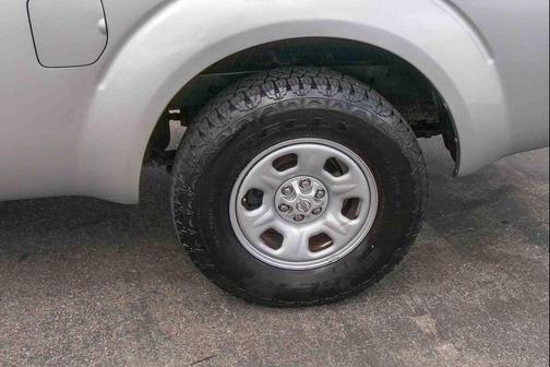 Radiant Silver Clearcoat Metallic 2005 Nissan Frontier SE King Cab