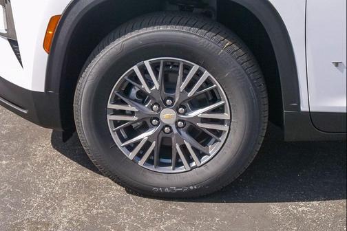 Summit White 2026 Chevrolet Traverse LT
