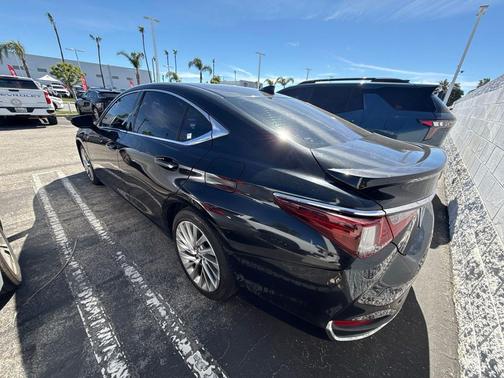 2019 Lexus ES 300h Luxury