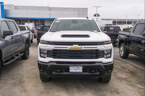 Summit White 2026 Chevrolet Silverado 2500 Custom