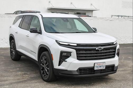 Summit White 2026 Chevrolet Traverse LT