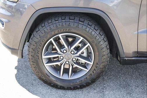 Granite Crystal Metallic Clearcoat 2020 Jeep Grand Cherokee Laredo