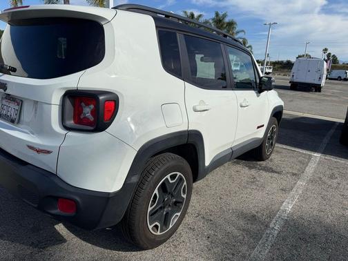 Alpine White 2016 Jeep Renegade Trailhawk