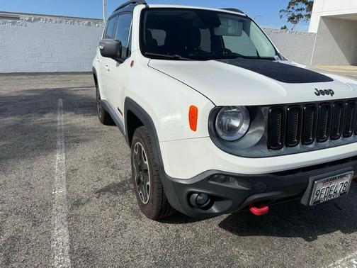 Alpine White 2016 Jeep Renegade Trailhawk