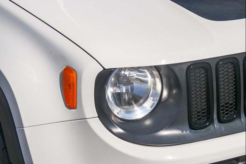 Alpine White 2016 Jeep Renegade Trailhawk