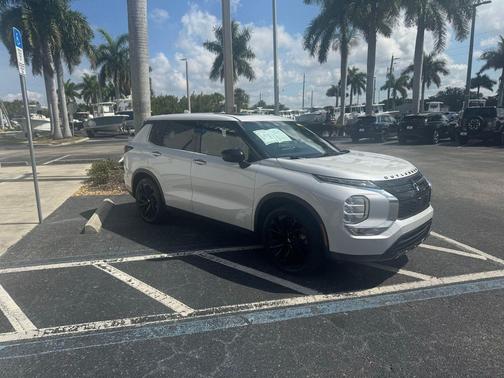 White Diamond 2022 Mitsubishi Outlander SE