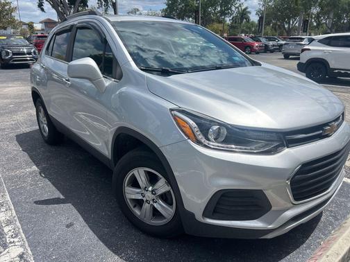 Silver Ice Metallic 2020 Chevrolet Trax LT
