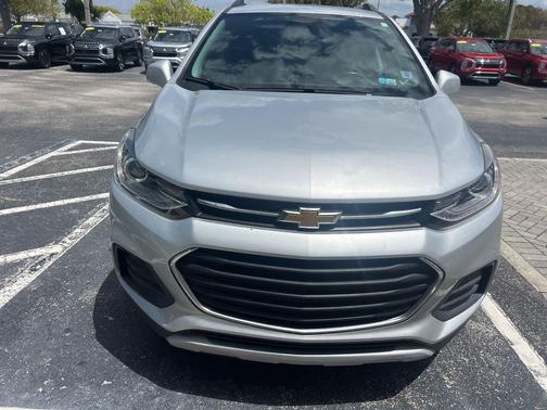 Silver Ice Metallic 2020 Chevrolet Trax LT