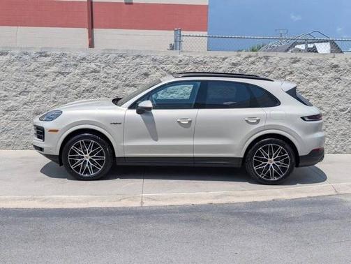 Cashmere Beige Metallic 2025 Porsche Cayenne