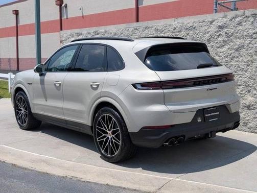 Cashmere Beige Metallic 2025 Porsche Cayenne
