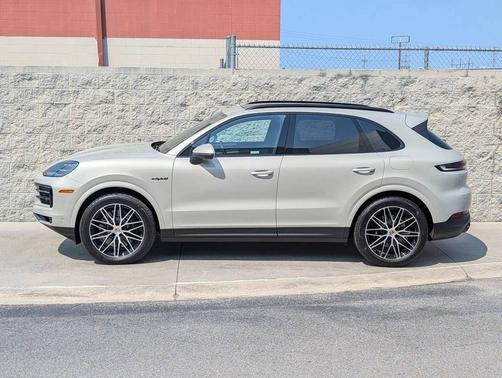 Cashmere Beige Metallic 2025 Porsche Cayenne