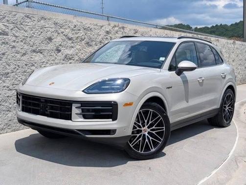 Cashmere Beige Metallic 2025 Porsche Cayenne
