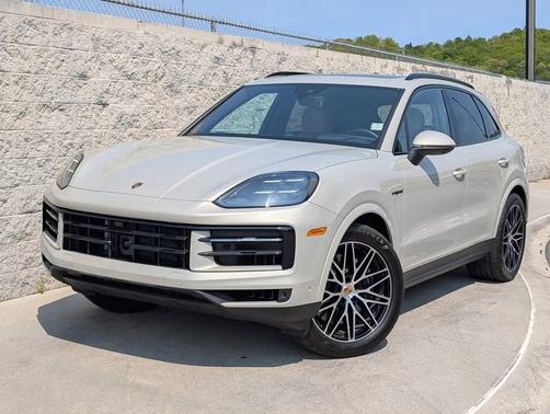 Cashmere Beige Metallic 2025 Porsche Cayenne