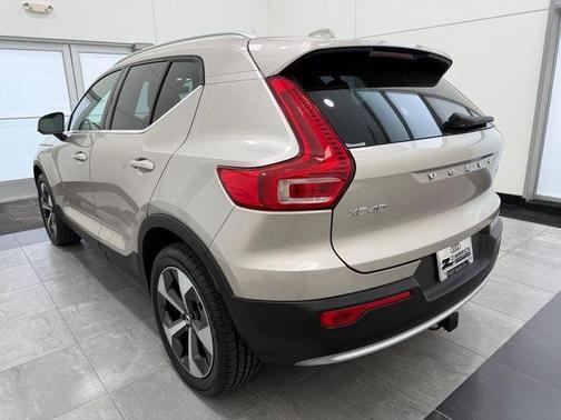 Bright 2023 Volvo XC40 B5 Ultimate Bright Theme