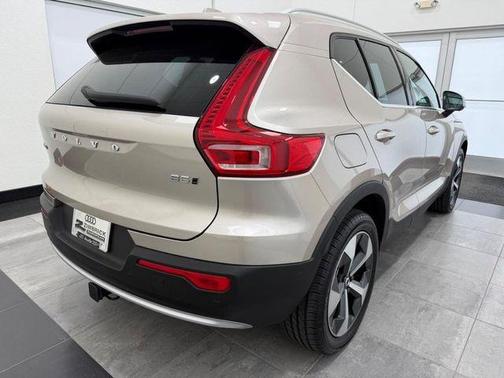 Bright 2023 Volvo XC40 B5 Ultimate Bright Theme