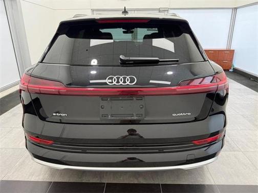 2022 Audi e-tron Premium Plus