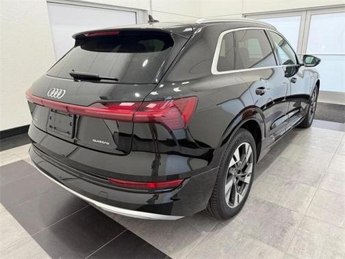2022 Audi e-tron Premium Plus