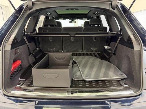 Waitomo Blue Metallic 2025 Audi Q7 45 Premium Plus