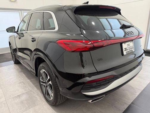 Mythos Black Metallic 2025 Audi Q5 2.0T quattro Premium