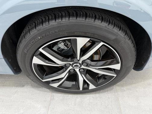 2023 Volvo S60 B5 Plus Dark Theme