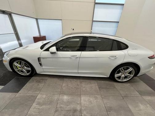 2018 Porsche Panamera 4 Executive