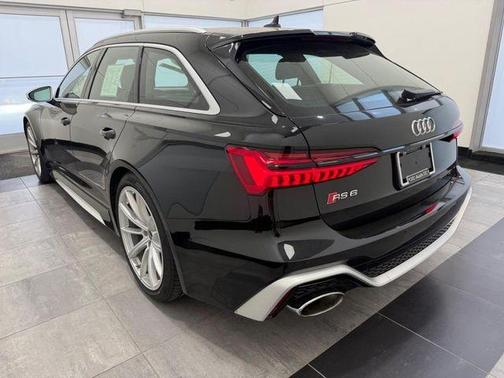 Mythos Black Metallic 2022 Audi RS 6 Avant 4.0T quattro