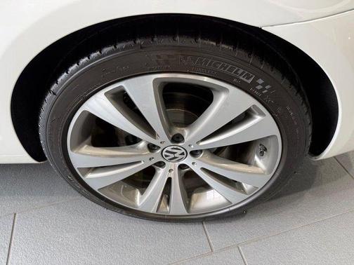 White 2013 Volkswagen Eos Lux