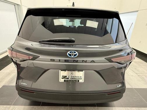2025 Toyota Sienna LE
