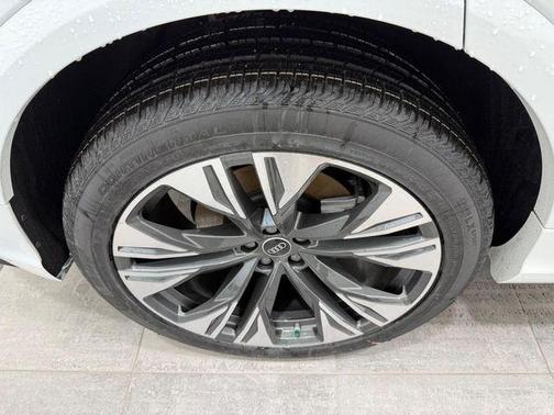 Glacier White Metallic 2026 Audi Q8 55 Premium